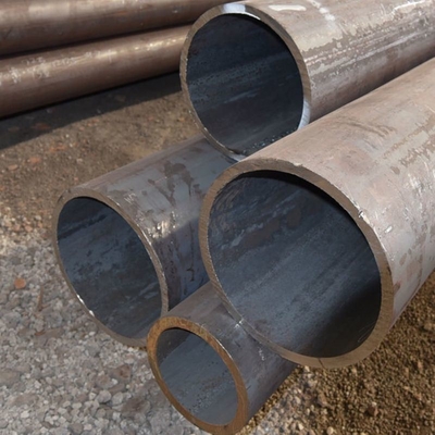 Σωλήνες από ατσάλι χωρίς συγκόλληση ASTM για μεταφορά πετρελαίου και φυσικού αερίου σε μαύρη επιφάνεια